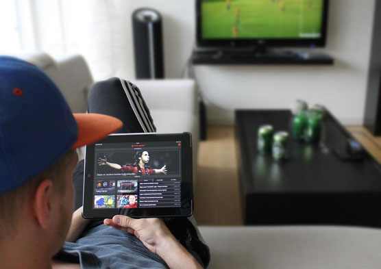 TV3 Sport på iPad i sofaen foran TV-udsendelsen