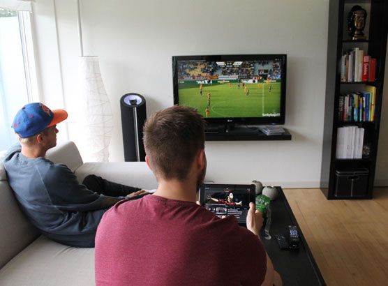 To brugere ser TV3 Sport på iPad ved TV'en