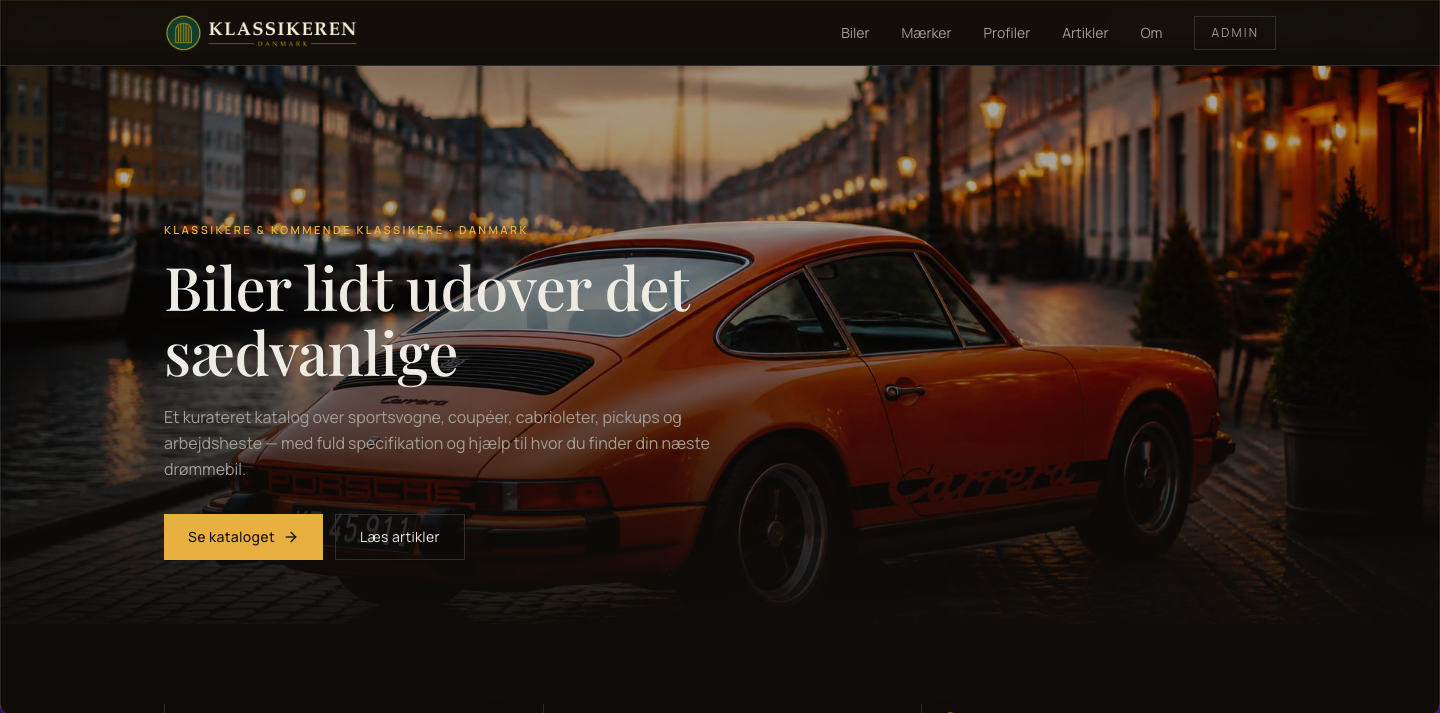 Forsiden af Klassikeren — hero med en orange Porsche 911 på en gade i København